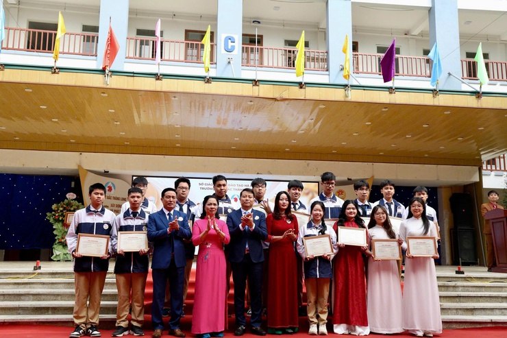 Trường THPT Bắc Thăng Long kỷ niệm 43 năm ngày Nhà giáo Việt Nam, 15 năm thành lập trường và đón nhận Bằng khen của Thủ tướng Chính phủ.- Ảnh 9.