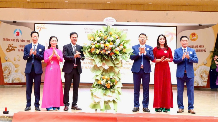 Trường THPT Bắc Thăng Long kỷ niệm 43 năm ngày Nhà giáo Việt Nam, 15 năm thành lập trường và đón nhận Bằng khen của Thủ tướng Chính phủ.- Ảnh 4.