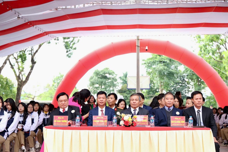 Trường THPT Bắc Thăng Long kỷ niệm 43 năm ngày Nhà giáo Việt Nam, 15 năm thành lập trường và đón nhận Bằng khen của Thủ tướng Chính phủ.- Ảnh 2.