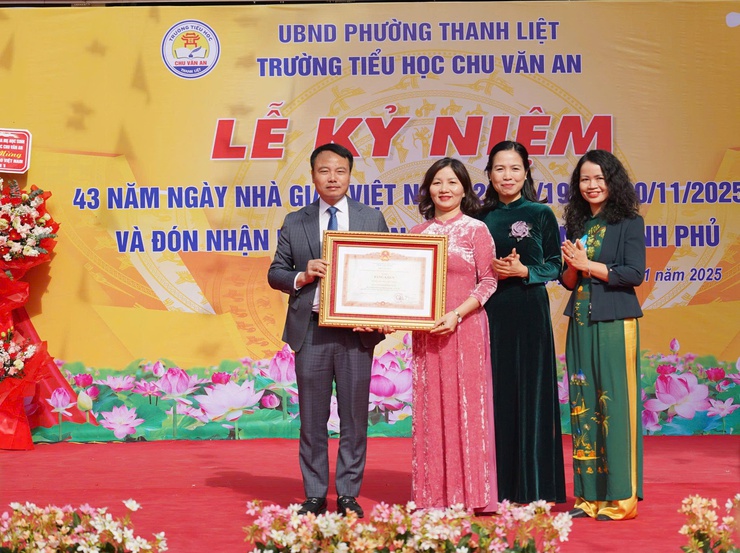 Đồng chí Bùi Huy Hoàng – Phó Bí thư Đảng uỷ, Chủ tịch UBND phường dự Lễ kỷ niệm 43 năm Ngày nhà giáo Việt Nam 20/11 tại trường Tiểu học Chu Văn An- Ảnh 2.