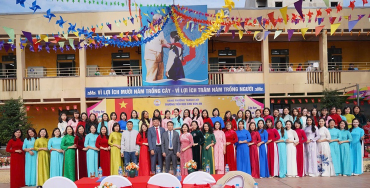 Đồng chí Bùi Huy Hoàng – Phó Bí thư Đảng uỷ, Chủ tịch UBND phường dự Lễ kỷ niệm 43 năm Ngày nhà giáo Việt Nam 20/11 tại trường Tiểu học Chu Văn An- Ảnh 4.