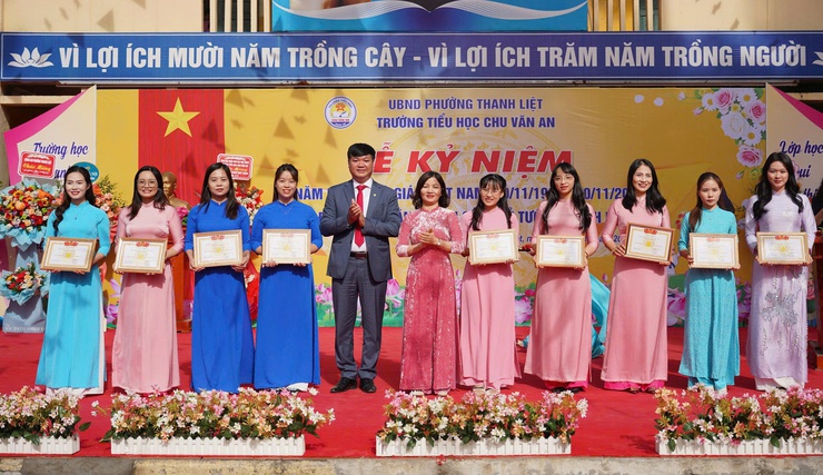 Đồng chí Bùi Huy Hoàng – Phó Bí thư Đảng uỷ, Chủ tịch UBND phường dự Lễ kỷ niệm 43 năm Ngày nhà giáo Việt Nam 20/11 tại trường Tiểu học Chu Văn An- Ảnh 3.