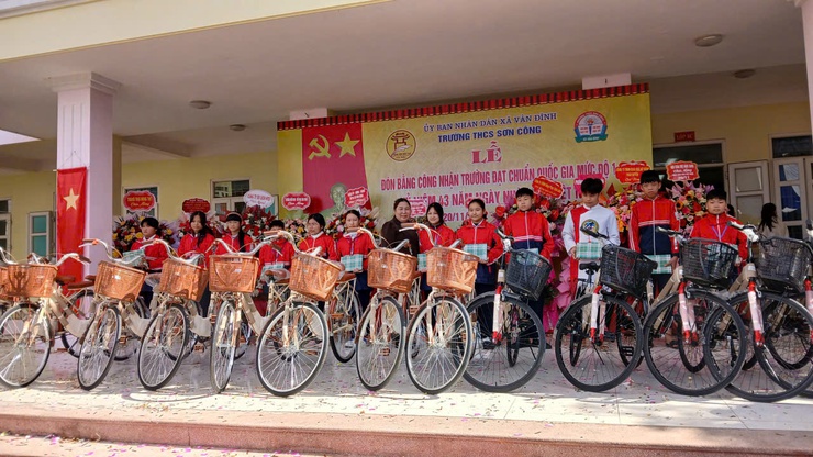 Các đồng chí lãnh đạo Đảng uỷ - HĐND – UBND – UBMTTQ xã dư lễ kỷ niệm Ngày Nhà giáo Việt Nam 20/11- Ảnh 11.