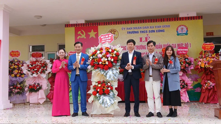 Các đồng chí lãnh đạo Đảng uỷ - HĐND – UBND – UBMTTQ xã dư lễ kỷ niệm Ngày Nhà giáo Việt Nam 20/11- Ảnh 8.