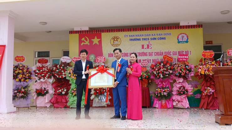 Các đồng chí lãnh đạo Đảng uỷ - HĐND – UBND – UBMTTQ xã dư lễ kỷ niệm Ngày Nhà giáo Việt Nam 20/11- Ảnh 7.