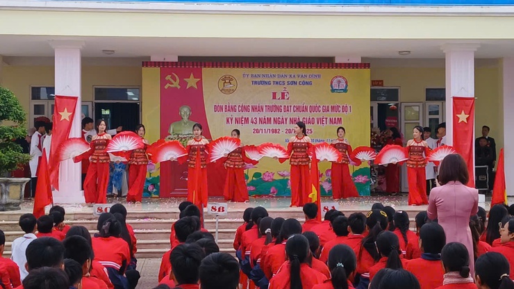 Các đồng chí lãnh đạo Đảng uỷ - HĐND – UBND – UBMTTQ xã dư lễ kỷ niệm Ngày Nhà giáo Việt Nam 20/11- Ảnh 12.