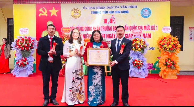 Các đồng chí lãnh đạo Đảng uỷ - HĐND – UBND – UBMTTQ xã dư lễ kỷ niệm Ngày Nhà giáo Việt Nam 20/11- Ảnh 9.