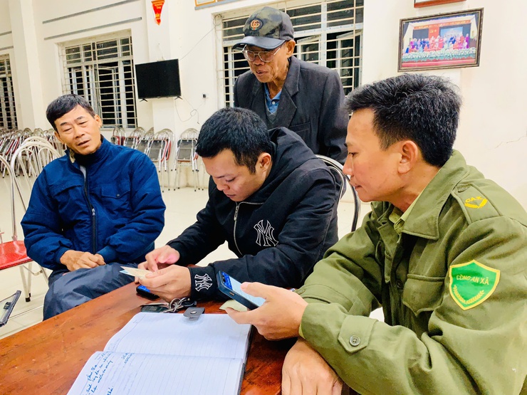 Công an xã Thượng Phúc ra quân tổng rà soát, làm sạch dữ liệu đăng ký phương tiện và Giấy phép lái xe- Ảnh 1.