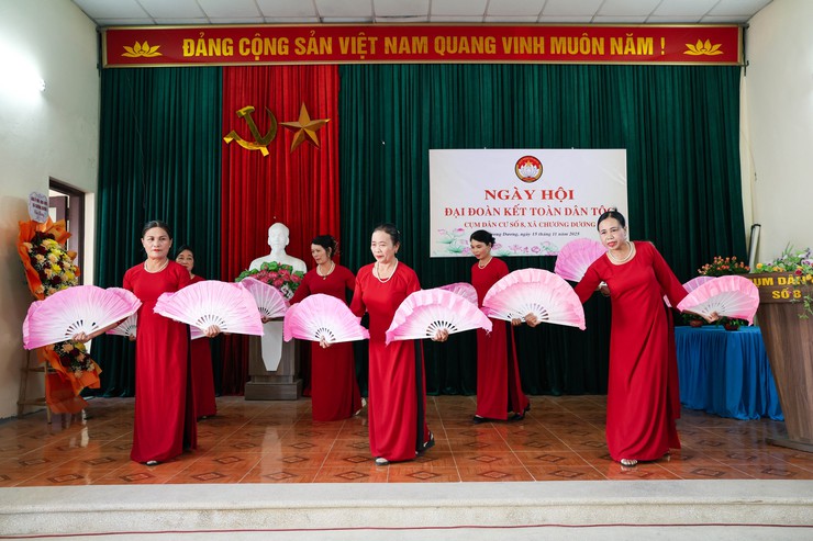 Rực rỡ sắc màu đoàn kết tại 37 thôn, 
Cụm dân cư trên địa bàn xã Chương Dương
- Ảnh 5.