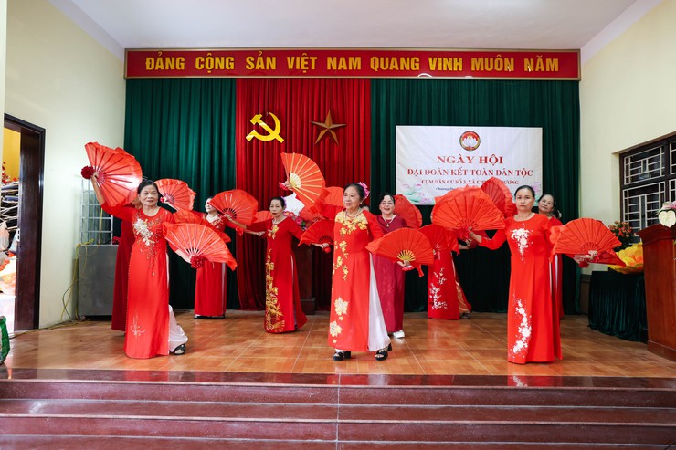 Rực rỡ sắc màu đoàn kết tại 37 thôn, 
Cụm dân cư trên địa bàn xã Chương Dương
- Ảnh 2.