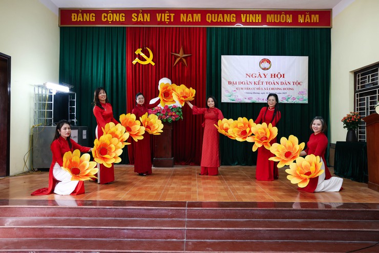 Rực rỡ sắc màu đoàn kết tại 37 thôn, 
Cụm dân cư trên địa bàn xã Chương Dương
- Ảnh 3.