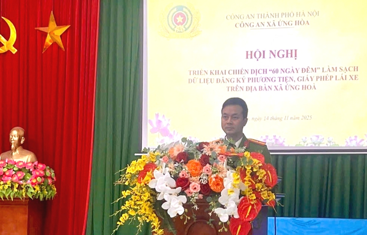 Công an xã Ứng Hòa triển khai cao điểm tổng rà soát, làm sạch dữ liệu đăng ký phương tiện và giấy phép lái xe.- Ảnh 1.