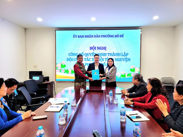 
Hội nghị công bố quyết định thành lập đội công tác xã hội tình nguyện phường Bồ Đề- Ảnh 1.