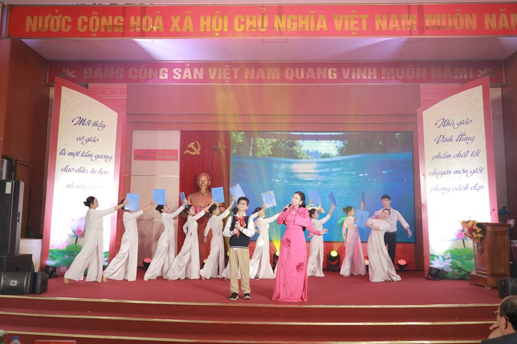 GẶP MẶT KỶ NIỆM 43 NĂM NGÀY NHÀ GIÁO VIỆT NAM VÀ TUYÊN DƯƠNG NHÀ GIÁO TIÊU BIỂU PHƯỜNG VĨNH HƯNG NĂM 2025- Ảnh 1.