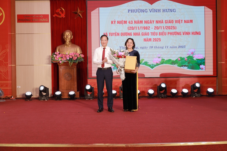GẶP MẶT KỶ NIỆM 43 NĂM NGÀY NHÀ GIÁO VIỆT NAM VÀ TUYÊN DƯƠNG NHÀ GIÁO TIÊU BIỂU PHƯỜNG VĨNH HƯNG NĂM 2025- Ảnh 6.