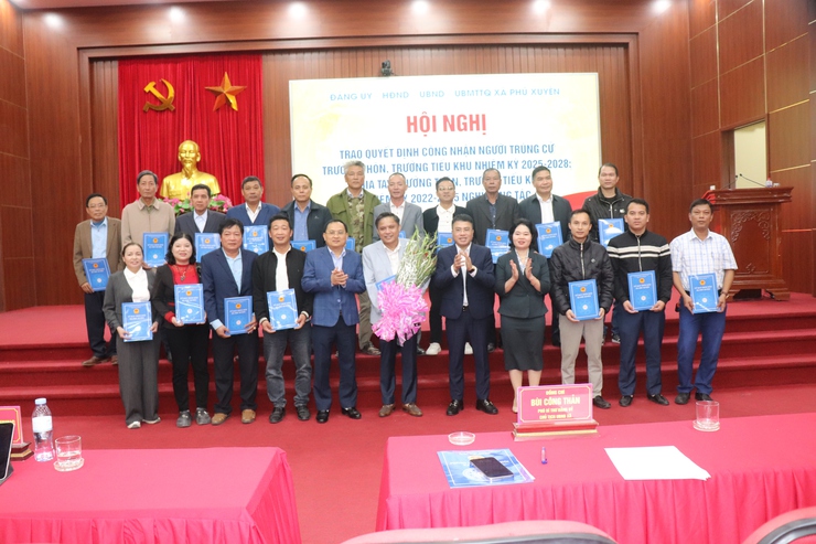 XÃ PHÚ XUYÊN TRAO QUYẾT ĐỊNH CÔNG NHẬN NGƯỜI TRÚNG CỬ  TRƯỞNG THÔN, TRƯỞNG TIỂU KHU  NHIỆM KỲ  2025-2028; CHIA TAY TRƯỞNG THÔN, TRƯỞNG TIỂU KHU NHIỆM KỲ 2022-2025 NGHỈ CÔNG TÁC - Ảnh 2.