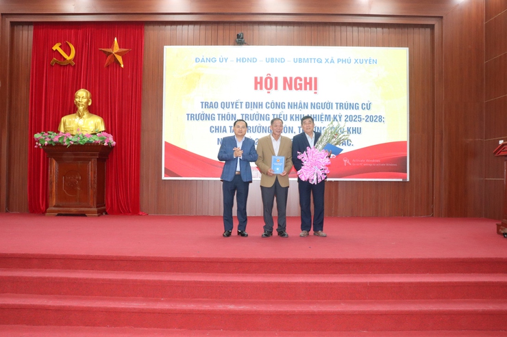 XÃ PHÚ XUYÊN TRAO QUYẾT ĐỊNH CÔNG NHẬN NGƯỜI TRÚNG CỬ  TRƯỞNG THÔN, TRƯỞNG TIỂU KHU  NHIỆM KỲ  2025-2028; CHIA TAY TRƯỞNG THÔN, TRƯỞNG TIỂU KHU NHIỆM KỲ 2022-2025 NGHỈ CÔNG TÁC - Ảnh 3.