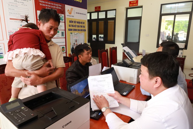 Minh Châu triển khai mô hình dịch vụ công lưu động: đưa thủ tục hành chính đến gần với người dân- Ảnh 4.