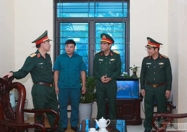 Chính uỷ Bộ Tư lệnh Thủ đô Hà Nội thăm, làm việc với Ban CHQS xã Nội Bài- Ảnh 4.