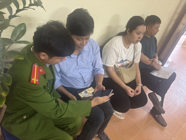 Công an xã Ứng Hòa triển khai cao điểm tổng rà soát, làm sạch dữ liệu đăng ký phương tiện và giấy phép lái xe.- Ảnh 3.