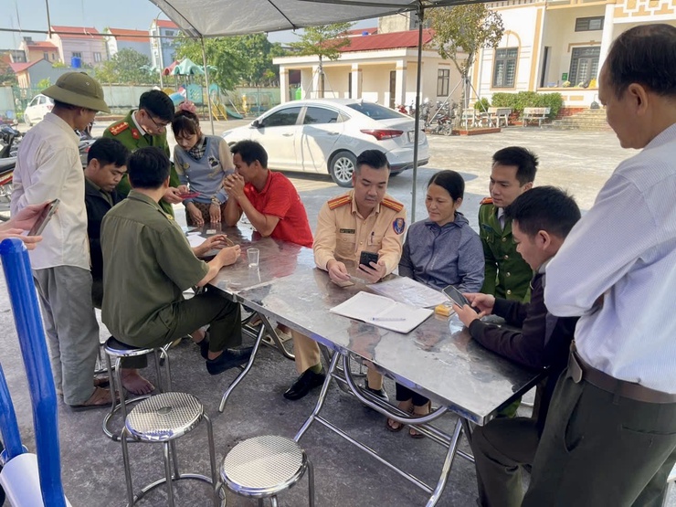 Công an xã Ứng Hòa triển khai cao điểm tổng rà soát, làm sạch dữ liệu đăng ký phương tiện và giấy phép lái xe.- Ảnh 4.