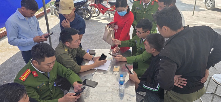 Công an xã Ứng Hòa triển khai cao điểm tổng rà soát, làm sạch dữ liệu đăng ký phương tiện và giấy phép lái xe.- Ảnh 2.