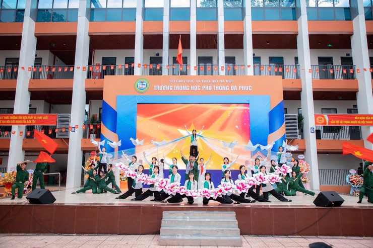 UBND XÃ SÓC SƠN DỰ VÀ CHÚC MỪNG LỄ KỶ NIỆM NGÀY NHÀ GIÁO VIỆT NAM 20/11 TẠI TRƯỜNG THPT ĐA PHÚC- Ảnh 3.