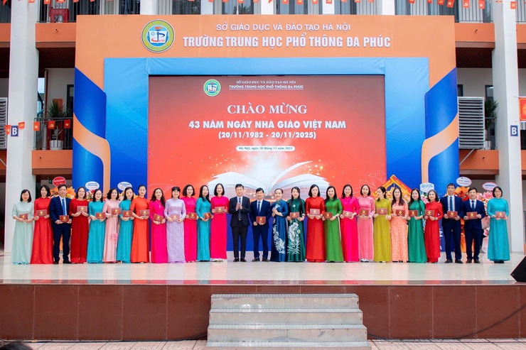 UBND XÃ SÓC SƠN DỰ VÀ CHÚC MỪNG LỄ KỶ NIỆM NGÀY NHÀ GIÁO VIỆT NAM 20/11 TẠI TRƯỜNG THPT ĐA PHÚC- Ảnh 5.