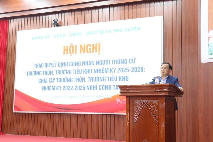 XÃ PHÚ XUYÊN TRAO QUYẾT ĐỊNH CÔNG NHẬN NGƯỜI TRÚNG CỬ  TRƯỞNG THÔN, TRƯỞNG TIỂU KHU  NHIỆM KỲ  2025-2028; CHIA TAY TRƯỞNG THÔN, TRƯỞNG TIỂU KHU NHIỆM KỲ 2022-2025 NGHỈ CÔNG TÁC - Ảnh 4.