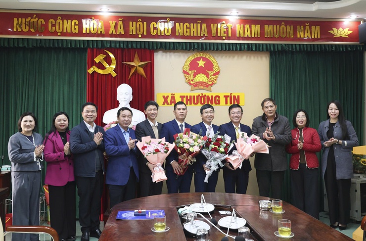 UBND xã Thường Tín tổ chức Hội nghị công bố và trao Quyết định cho các đồng chí được bổ nhiệm giữ chức vụ lãnh đạo quản lý.- Ảnh 5.