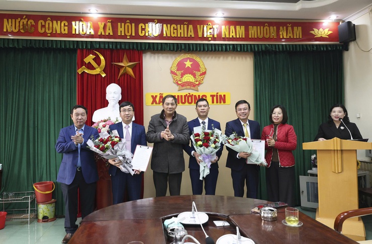 UBND xã Thường Tín tổ chức Hội nghị công bố và trao Quyết định cho các đồng chí được bổ nhiệm giữ chức vụ lãnh đạo quản lý.- Ảnh 1.
