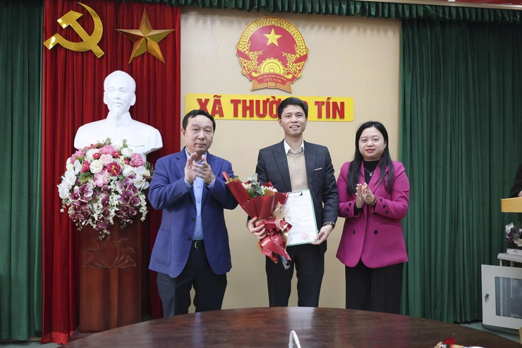 UBND xã Thường Tín tổ chức Hội nghị công bố và trao Quyết định cho các đồng chí được bổ nhiệm giữ chức vụ lãnh đạo quản lý.- Ảnh 2.