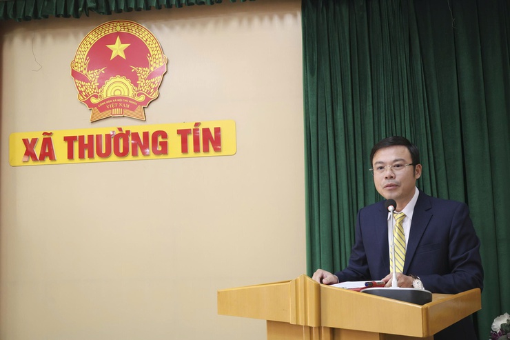 UBND xã Thường Tín tổ chức Hội nghị công bố và trao Quyết định cho các đồng chí được bổ nhiệm giữ chức vụ lãnh đạo quản lý.- Ảnh 4.