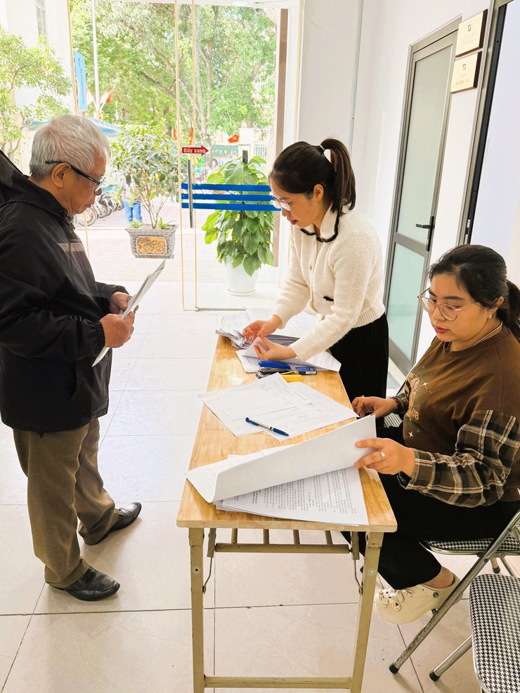 ĐẢNG ỦY PHƯỜNG KIM LIÊN QUYẾT TÂM LÀM SẠCH, CHUẨN HÓA DỮ LIỆU ĐẢNG VIÊN TRONG CHIẾN DỊCH 10 NGÀY ĐÊM- Ảnh 3.