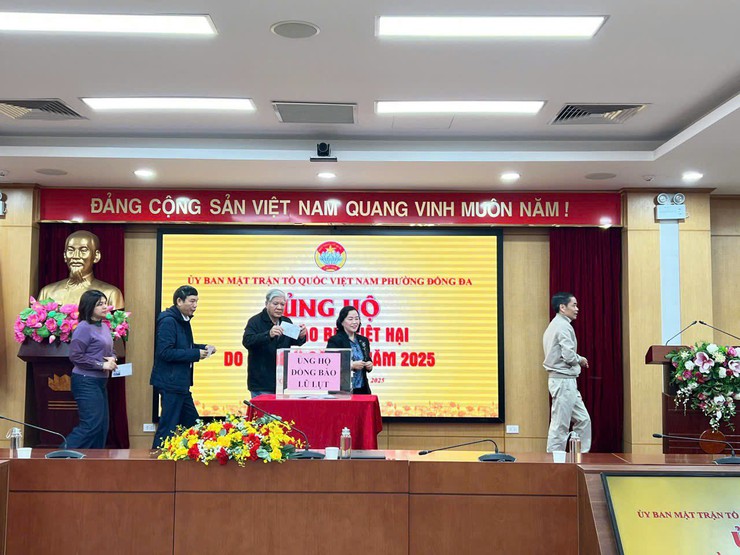 Ủy ban MTTQ Việt Nam phường Đống Đa tiếp tục phát động nhân dân ủng hộ đồng bào bị thiệt hại do bão lũ gây ra- Ảnh 2.