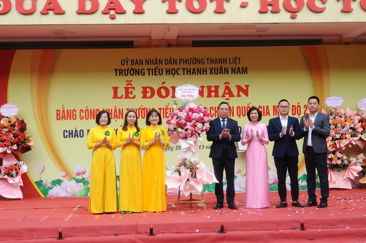 Phường Thanh Liệt: Tổ chức các đoàn công tác thăm, tặng hoa chúc mừng các nhà trường nhân Ngày Nhà giáo Việt Nam 20/11- Ảnh 1.