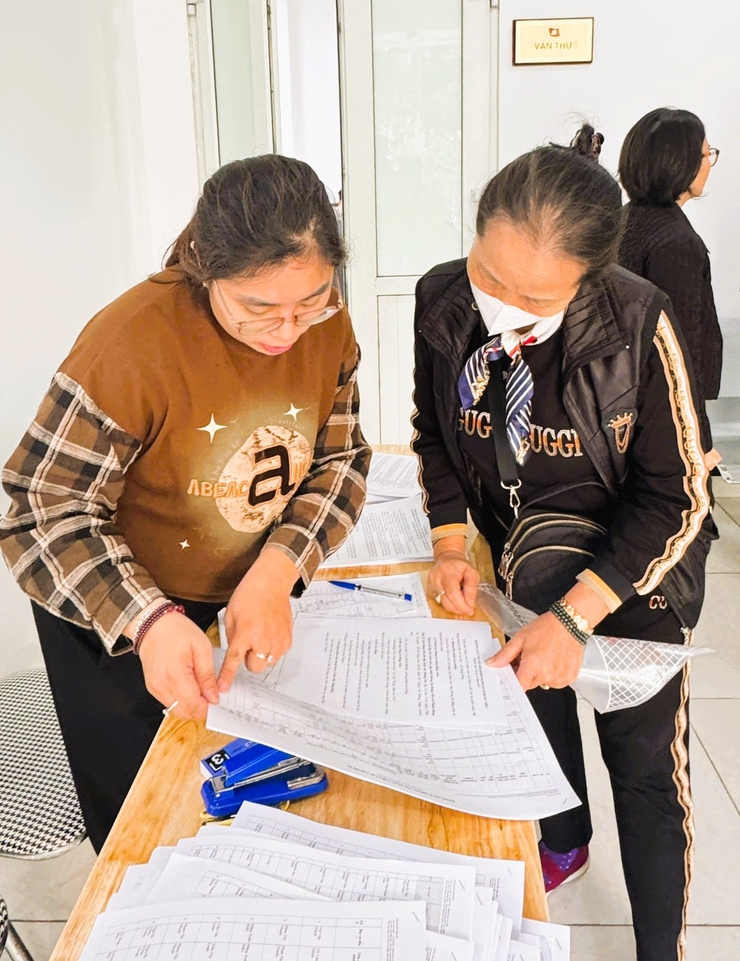 ĐẢNG ỦY PHƯỜNG KIM LIÊN QUYẾT TÂM LÀM SẠCH, CHUẨN HÓA DỮ LIỆU ĐẢNG VIÊN TRONG CHIẾN DỊCH 10 NGÀY ĐÊM- Ảnh 4.