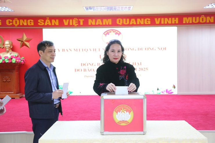 Phường Dương Nội phát động ủng hộ đồng bào các tỉnh miền Trung - Tây Nguyên khắc phục hậu quả mưa lũ- Ảnh 2.