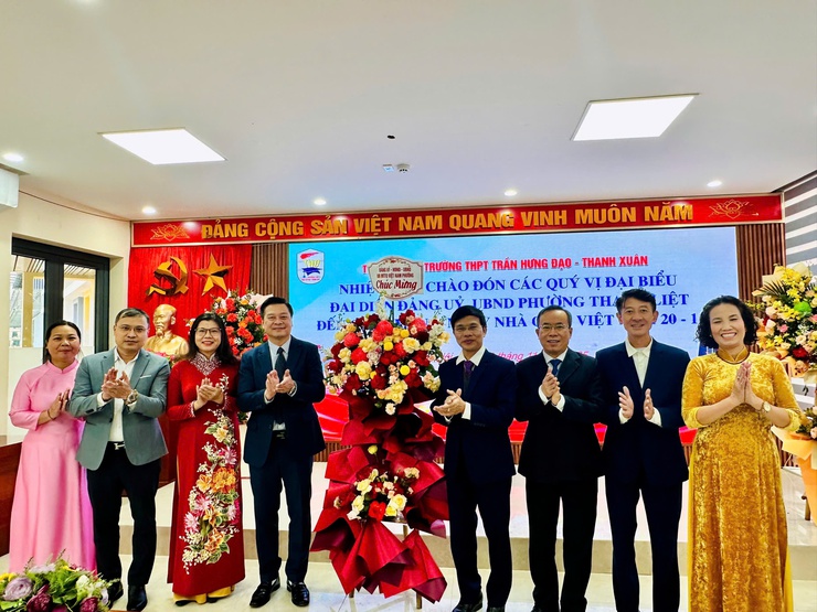 Phường Thanh Liệt: Tổ chức các đoàn công tác thăm, tặng hoa chúc mừng các nhà trường nhân Ngày Nhà giáo Việt Nam 20/11- Ảnh 6.