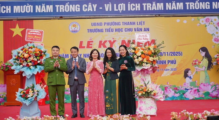 Phường Thanh Liệt: Tổ chức các đoàn công tác thăm, tặng hoa chúc mừng các nhà trường nhân Ngày Nhà giáo Việt Nam 20/11- Ảnh 2.