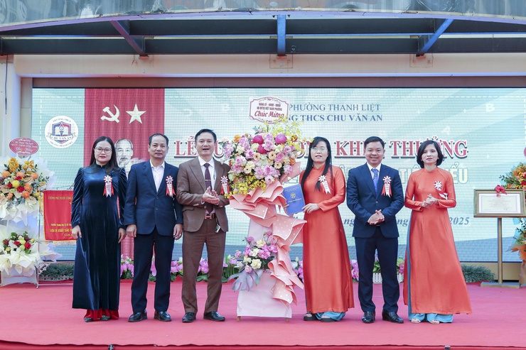 Phường Thanh Liệt: Tổ chức các đoàn công tác thăm, tặng hoa chúc mừng các nhà trường nhân Ngày Nhà giáo Việt Nam 20/11- Ảnh 5.