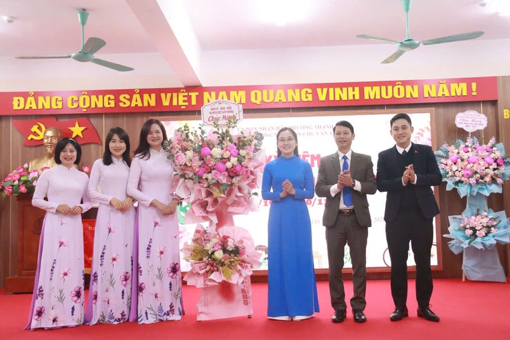 Phường Thanh Liệt: Tổ chức các đoàn công tác thăm, tặng hoa chúc mừng các nhà trường nhân Ngày Nhà giáo Việt Nam 20/11- Ảnh 9.