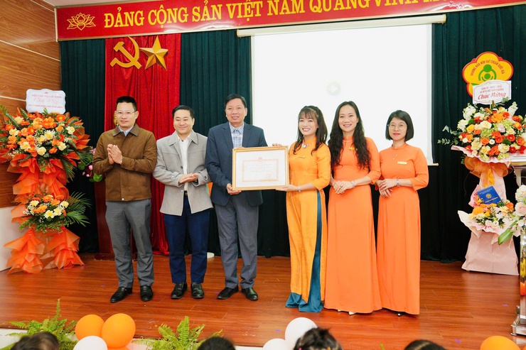 Phường Thanh Liệt: Tổ chức các đoàn công tác thăm, tặng hoa chúc mừng các nhà trường nhân Ngày Nhà giáo Việt Nam 20/11- Ảnh 4.
