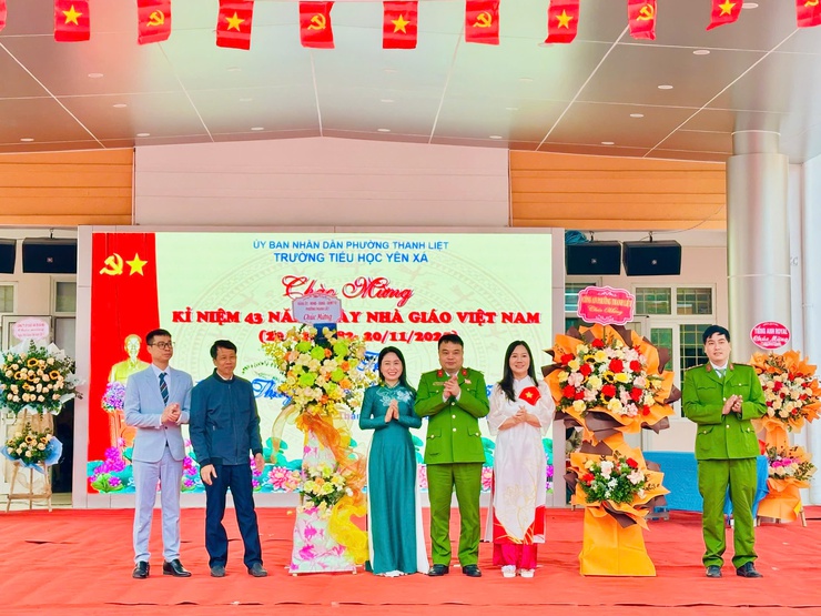 Phường Thanh Liệt: Tổ chức các đoàn công tác thăm, tặng hoa chúc mừng các nhà trường nhân Ngày Nhà giáo Việt Nam 20/11- Ảnh 14.