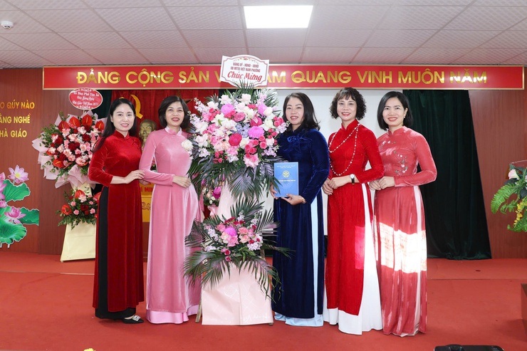 Phường Thanh Liệt: Tổ chức các đoàn công tác thăm, tặng hoa chúc mừng các nhà trường nhân Ngày Nhà giáo Việt Nam 20/11- Ảnh 17.