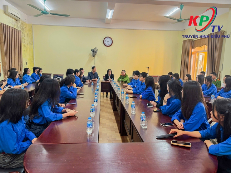 Xã Kiều Phú tăng cường hỗ trợ người dân cập nhật dữ liệu đăng ký xe tại các thôn trên địa bàn- Ảnh 1.