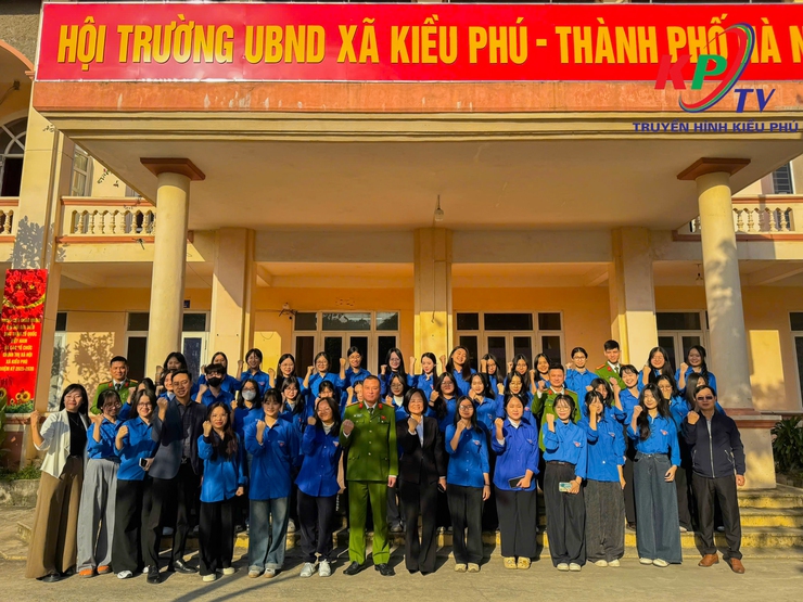 Xã Kiều Phú tăng cường hỗ trợ người dân cập nhật dữ liệu đăng ký xe tại các thôn trên địa bàn- Ảnh 3.