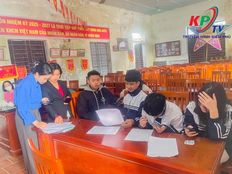 Xã Kiều Phú tăng cường hỗ trợ người dân cập nhật dữ liệu đăng ký xe tại các thôn trên địa bàn- Ảnh 6.