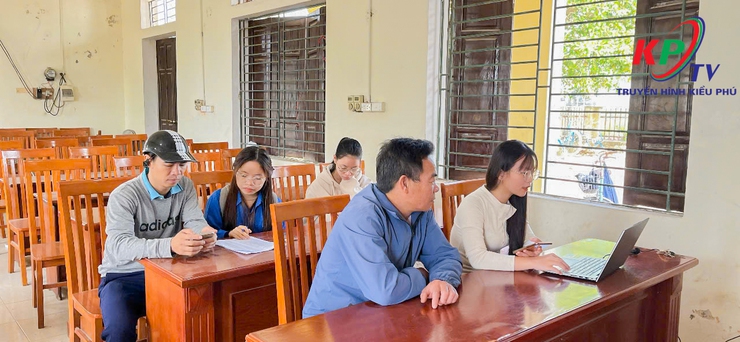 Xã Kiều Phú tăng cường hỗ trợ người dân cập nhật dữ liệu đăng ký xe tại các thôn trên địa bàn- Ảnh 5.