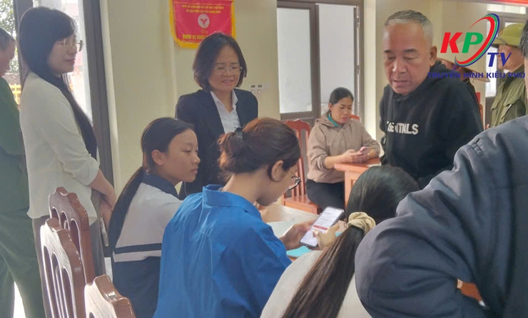 Xã Kiều Phú tăng cường hỗ trợ người dân cập nhật dữ liệu đăng ký xe tại các thôn trên địa bàn- Ảnh 4.